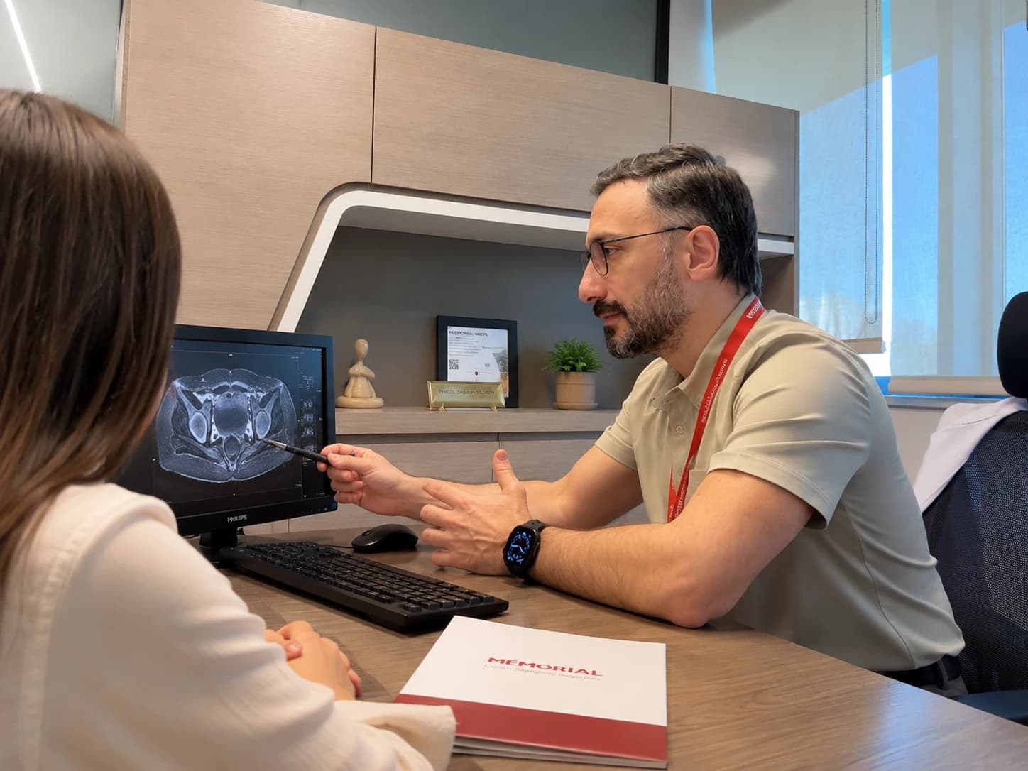 Prof. Dr. Doğukan Yıldırım'ın pelvik MR görüntüleri eşliğinde hasta ile tedavi planlaması yaptığı endometriozis konsültasyonu.